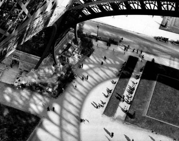 andre-kertesz-eiffel_tower_1929_paris