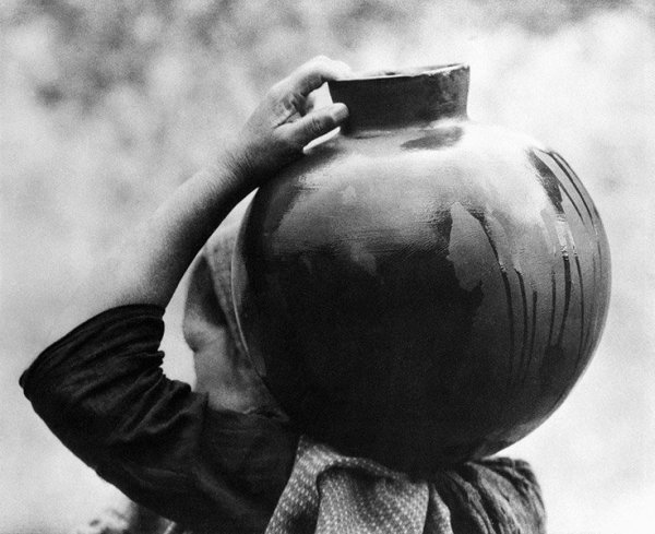 phoca_thumb_l_006 mujer con olla 1926